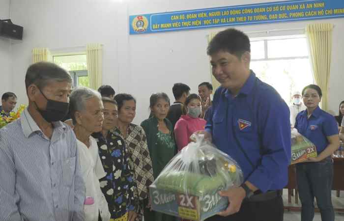 Châu Thành: Sở LĐ, TB&XH tặng quà cho hộ nghèo xã An Ninh